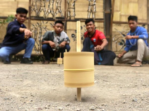 Serunya Nostalgia Gasing Bambu