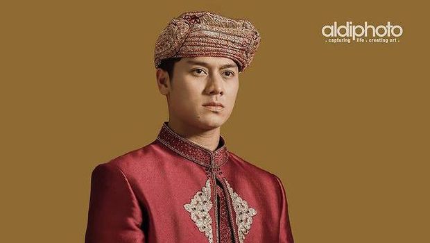 Rizky Billar mendapat gelar Panduko Rajo, yuk intip pesona Rizky Billar saat pakai baju adat Minang!
