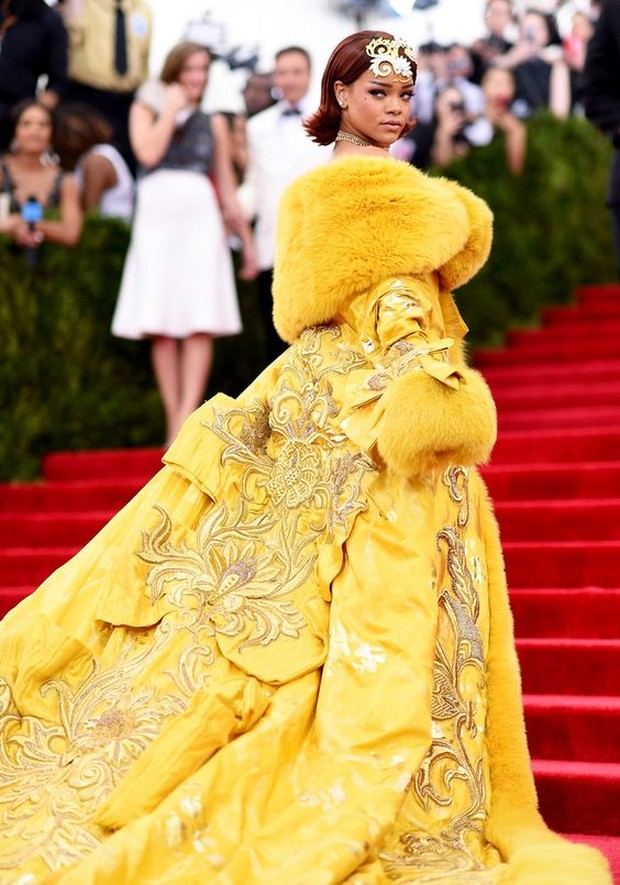 Dress selebriti paling mahal pernah dipakai Rihanna.