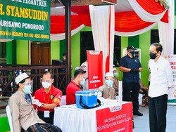 Tinjau Vaksinasi di Sekolah-Ponpes di Ponorogo Jatim, Jokowi Apresiasi TNI-Polri