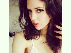 7 Foto Terapis Cantik yang Praktek Tanpa Busana untuk Bantu Pria Lebih Fokus