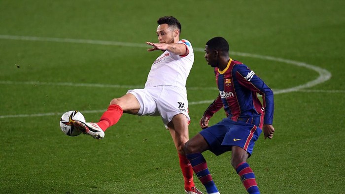 BARCELONA, SPAIN - MARCH 03: Lucas Ocampos of Sevilla  battles for possession with Ousmane Dembele of FC Barcelona during the Copa del Rey Semi Final Second Leg match between FC Barcelona and Sevilla at Camp Nou on March 03, 2021 in Barcelona, Spain. Sporting stadiums around Spain remain under strict restrictions due to the Coronavirus Pandemic as Government social distancing laws prohibit fans inside venues resulting in games being played behind closed doors. (Photo by David Ramos/Getty Images)