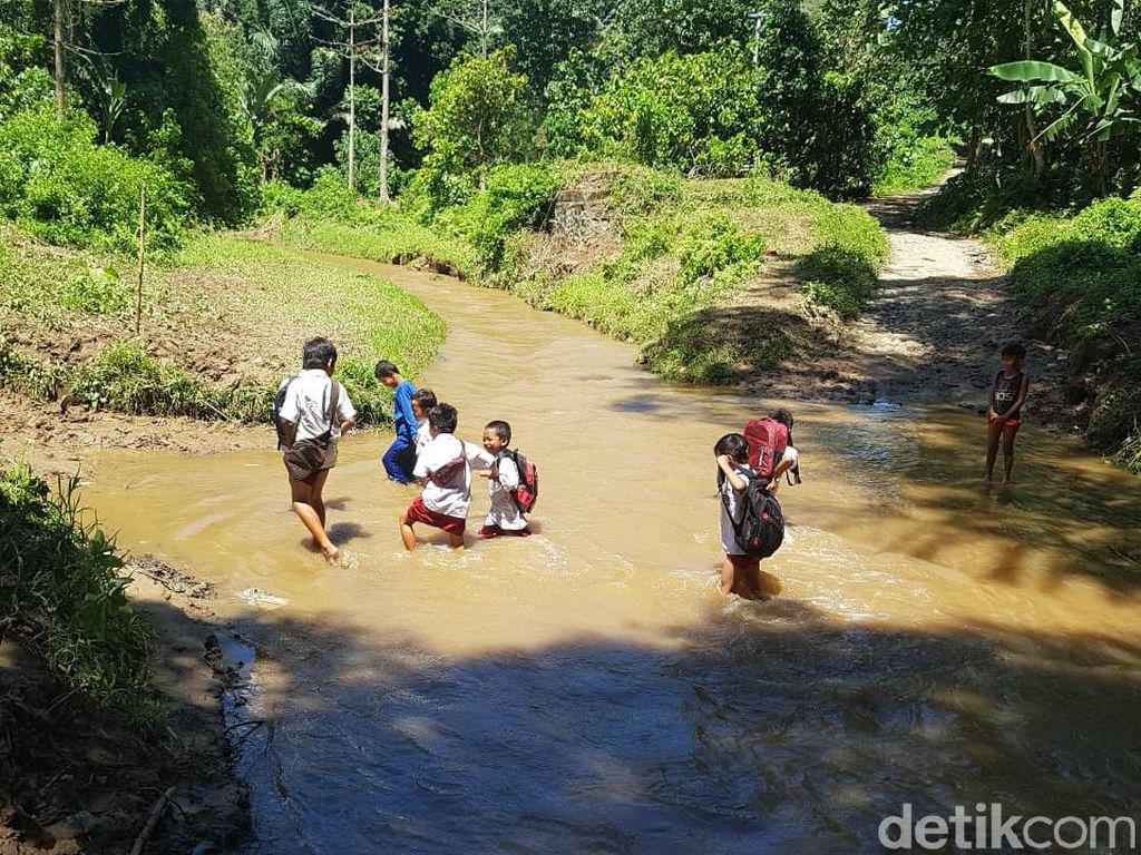 Tak Ada Jembatan Penghubung, Siswa di Sulbar Seberangi Sungai ke Sekolah Tak Ada Jembatan Penghubung, Siswa di Sulbar Seberangi Sungai ke Sekolah