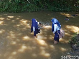 Melihat Perjuangan Ekstrem Warga Polman Lewati Infrastruktur Rusak Parah