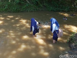 Melihat Perjuangan Ekstrem Warga Polman Lewati Infrastruktur Rusak Parah