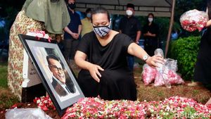 Suasana Pemakaman Koes Hendratmo