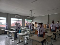 Siswa SMAN 2 Tangsel Lari-lari Takut Telat di Hari Kedua Sekolah Tatap Muka
