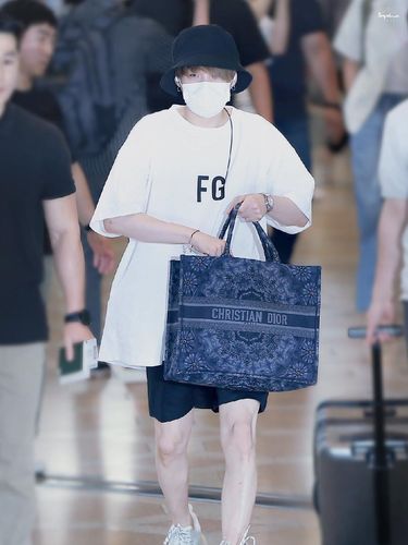 Suga menggunakan tas mewah dari brand Christian Dior