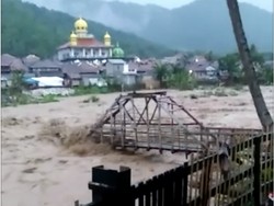 Detik-detik Jembatan Putus Diterjang Derasnya Sungai Cidurian Bogor