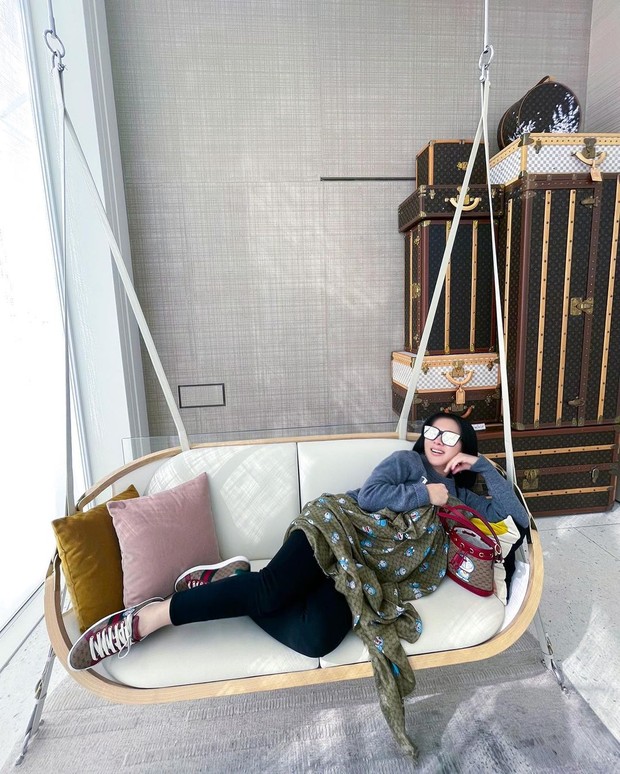 Syahrini dengan Scarf Bermotif Doraemon