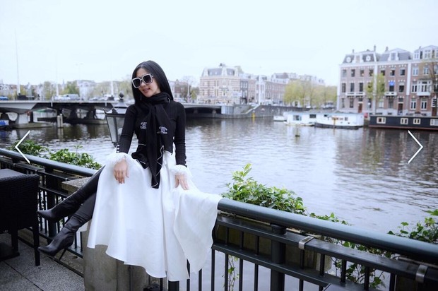 Syahrini dengan Scarf dari Chanel