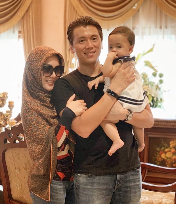 Syahrini dengan Scarf dari Hermès