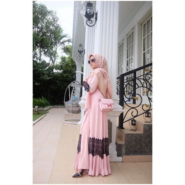 Syahrini dengan Scarf Warna Pink