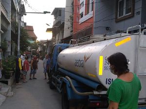 Air di Pademangan Timur Belum Mengalir, Warga Terima Bantuan Tangki PAM Air di Pademangan Timur Belum Mengalir, Warga Terima Bantuan Tangki PAM