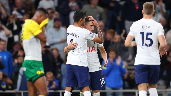 LONDON, ENGLAND - AUGUST 26: Giovani Lo Celso of Tottenham Hotspur celebrates with Cristian Romero after scoring their teams third goal  during the UEFA Conference League Play-Offs Leg Two match between Tottenham Hotspur and Pacos de Ferreira at  on August 26, 2021 in London, England. (Photo by Catherine Ivill/Getty Images)
