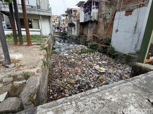 Tumpukan Sampah Masih Kotori Aliran Anak Sungai Cikapundung Bandung Tumpukan Sampah Masih Kotori Aliran Anak Sungai Cikapundung Bandung