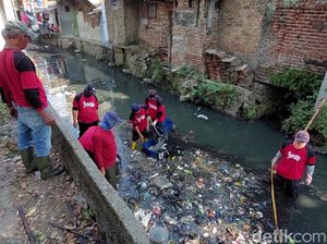 Anak Sungai Cikapundung yang Dipenuhi Sampah Akhirnya Dibersihkan