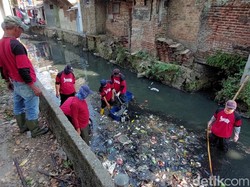 Anak Sungai Cikapundung yang Dipenuhi Sampah Akhirnya Dibersihkan