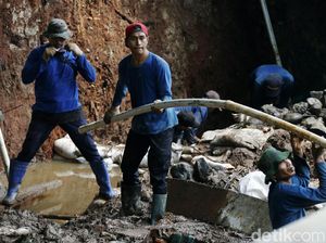 Turap Longsor di Kali Baru Barat Diperbaiki Turap Longsor di Kali Baru Barat Diperbaiki