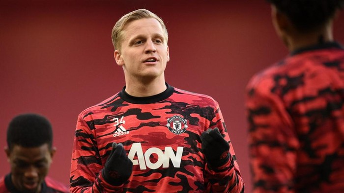 Manchester Uniteds Dutch midfielder Donny van de Beek warms up ahead of the UEFA Europa league quarter final, second leg football match between Manchester United and Granada at Old Trafford stadium in Manchester, north west England, on April 15, 2021. (Photo by Oli SCARFF / AFP)