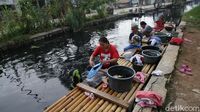 Nggak Nyangka Masih Ada Warga Bekasi Cuci Baju di Sungai Kotor