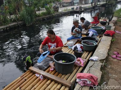 Nggak Nyangka Masih Ada Warga Bekasi Cuci Baju di Sungai Kotor