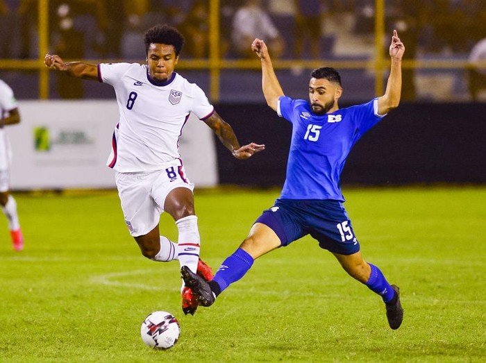 SAN SALVADOR, EL SALVADOR - SEPTEMBER 02: Weston McKennie (L) of the United States and Alex Roldan of El Salvador fight for the ball during a match between El Salvador and the United States as part of the CONCACAF Qualifiers for Qatar 2022 at Estadio Cuscatlán on August 2, 2021 in San Salvador, El Salvador. (Photo by Alex Peña/Getty Images)