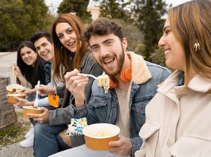 5 Kebiasaan Makan yang Bikin Gampang Terinfeksi Covid-19