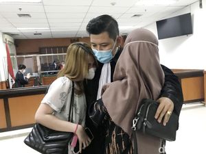 Tangis Bahagia Ibunda dan Aisyah Aqilah usai Jeff Smith Divonis Tangis Bahagia Ibunda dan Aisyah Aqilah usai Jeff Smith Divonis