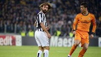 Sama-sama membela klub top Eropa, Ronaldo jadi bisa berhadapan dengan Pirlo yang andalan lini tengah timnya. (Foto: AFP/OLIVIER MORIN)