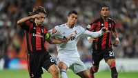 Semasa di Real Madrid, Ronaldo juga pernah duel dengan Andrea Pirlo. (Foto: Getty Images/Jasper Juinen)