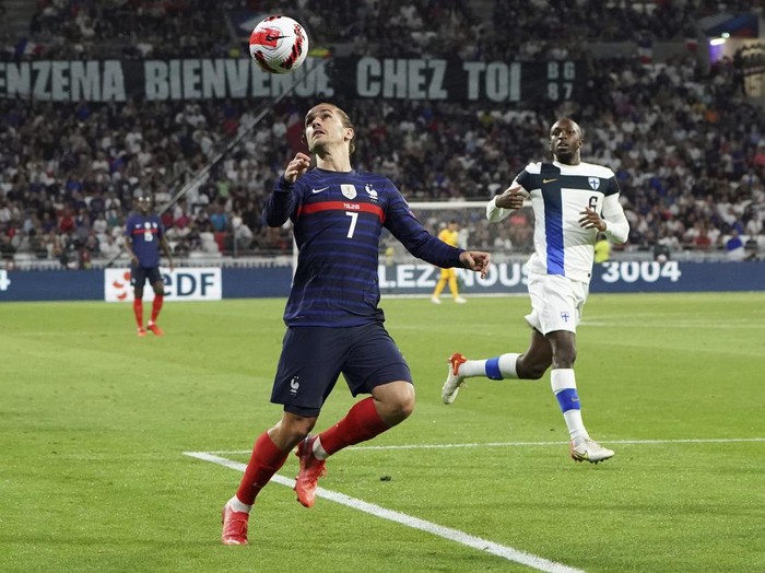 Frances Antoine Griezmann controls the ball during the World Cup 2022 group D qualifying soccer match between France and Finland at Decines stadium in Lyon, France, Tuesday Sept. 7, 2021. (AP Photo/Laurent Cirpiani)