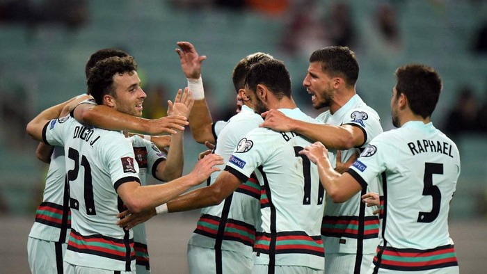 Portugals players celebrate a goal during the FIFA World Cup Qatar 2022 qualification football match between Azerbaijan and Portugal in Baku on September 7, 2021. (Photo by Tofik BABAYEV / AFP)