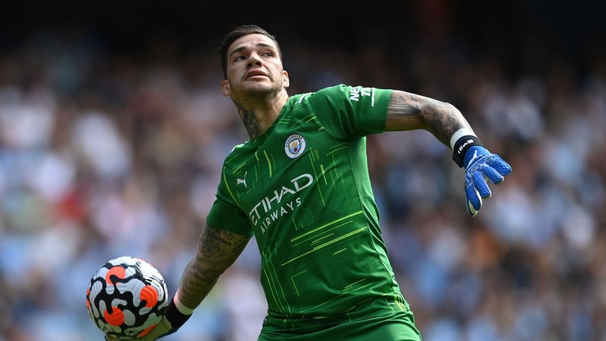 Penyelamatan Ederson disebut Pep Guardiola krusial dalam sukses Man City juara Piala Super Eropa. (Foto: Getty Images/Shaun Botterill)
