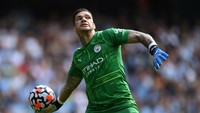 Ederson dibeli Man City dari Benfica pada 2017. Harganya 40 juta Euro atau setara Rp 765 miliar (Getty Images/Shaun Botterill)