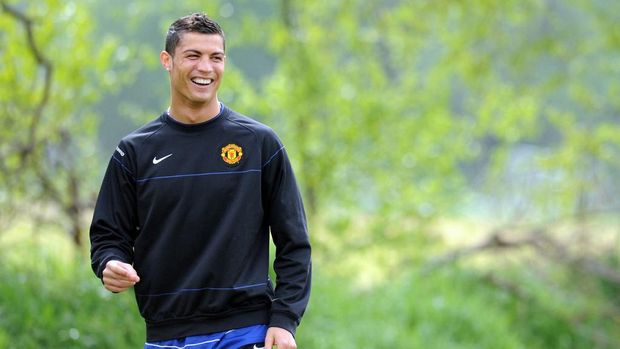 Manchester United's Portugese midfielder Cristiano Ronaldo laughs during a training session at their Carrington training ground in Manchester, north-west England, on April 28, 2009. Manchester United take on Arsenal in the first leg of their UEFA Champions League semi-final at Old Trafford on April 29. AFP PHOTO/PAUL ELLIS (Photo by PAUL ELLIS / AFP)