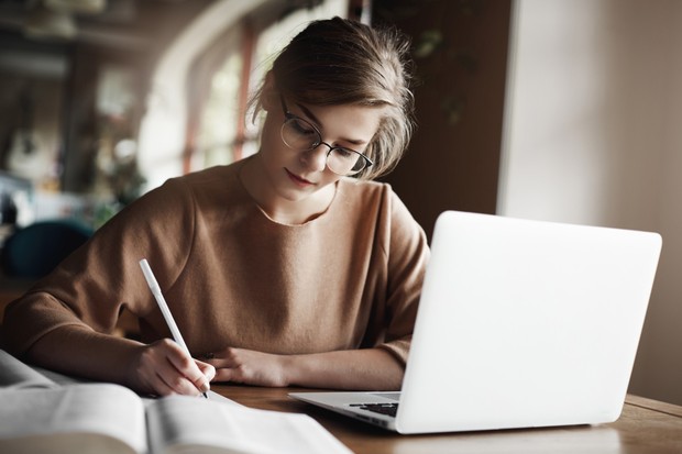 Fokus terhadap satu hal ketika bekerja, hindari multitasking | Foto : freepik/lookstudio