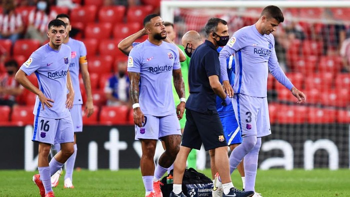 BILBAO, SPAIN - AUGUST 21: Gerard Pique of FC Barcelona receives medical attention during the LaLiga Santander match between Athletic Club and FC Barcelona at San Mames Stadium on August 21, 2021 in Bilbao, Spain. (Photo by Juan Manuel Serrano Arce/Getty Images)