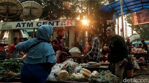 Hiruk Pikuk Aktivitas di Pasar Minggu Saat Jakarta PPKM Level 3