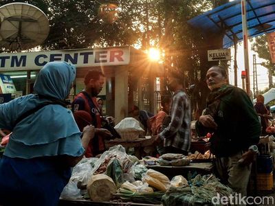 Hiruk Pikuk Aktivitas di Pasar Minggu Saat Jakarta PPKM Level 3