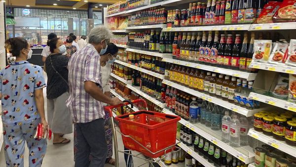 Potret Warga Myanmar Panic Buying Serbu Supermarket!
