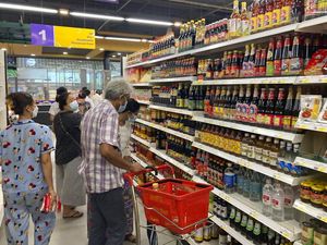 Potret Warga Myanmar Panic Buying Serbu Supermarket! Potret Warga Myanmar Panic Buying Serbu Supermarket!