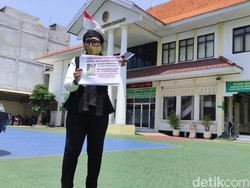 Istri Mantan Hakim Ini Demo Tunggal Soal Dugaan Rekayasa Pensiun Dini Suami