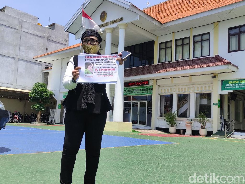 Istri Mantan Hakim Ini Demo Tunggal Soal Dugaan Rekayasa Pensiun Dini Suami Istri Mantan Hakim Ini Demo Tunggal Soal Dugaan Rekayasa Pensiun Dini Suami