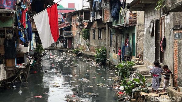 Jorok! Kali Jati Bunder Tanah Abang Dipenuhi Sampah