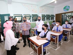 Tinjau Vaksinasi di Kalbar, Kapolri Ingatkan Prokes Ketat-Akselerasi Vaksinasi Tinjau Vaksinasi di Kalbar, Kapolri Ingatkan Prokes Ketat-Akselerasi Vaksinasi