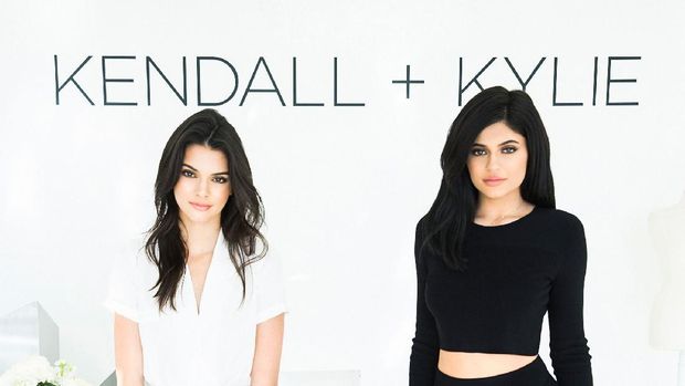 Potret Kendall dan Kylie dalam pemotretan clothing line mereka