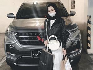 Viral Bikin Iri, Aksi Wanita Pamer Dikasih iPhone Hingga Mobil oleh Pacar