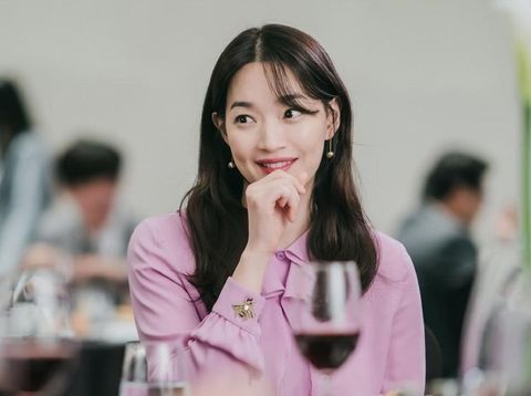 Koleksi sepatu Shin Min Ah dalam drama Hometown Cha Cha Cha yang bikin salah fokus/Foto: instagram.com/tvn_drama