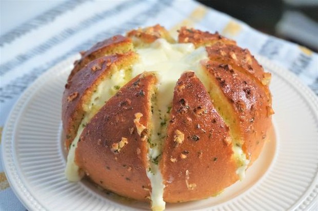 Korean Garlic Cheese Bread